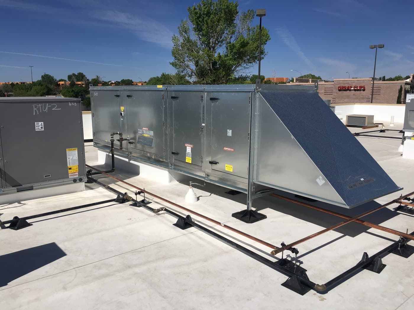 Rooftop makeup air unit installation on commercial building